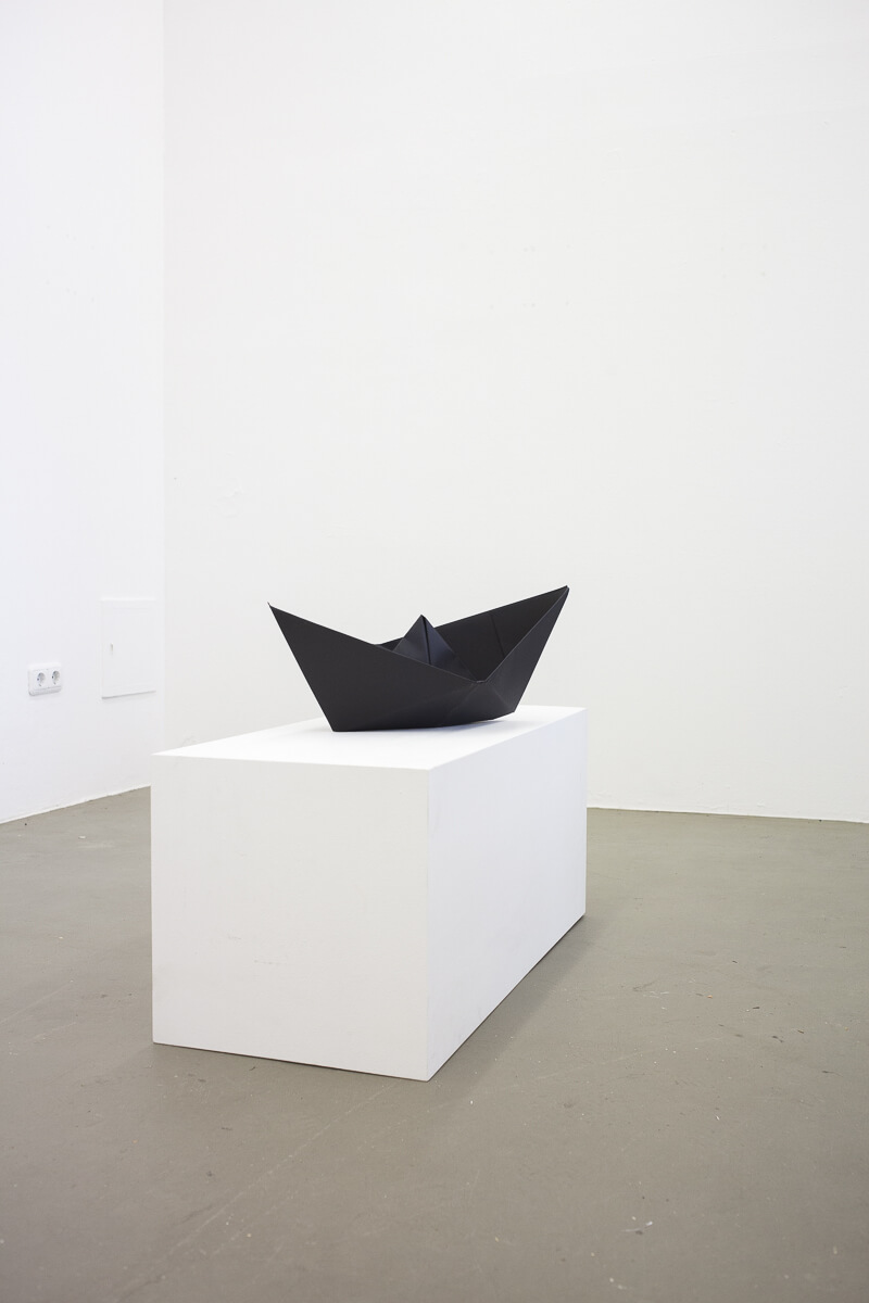 Daniel Angermann – Black boat ob white ground Schwarzes Schiff auf weißem Grund