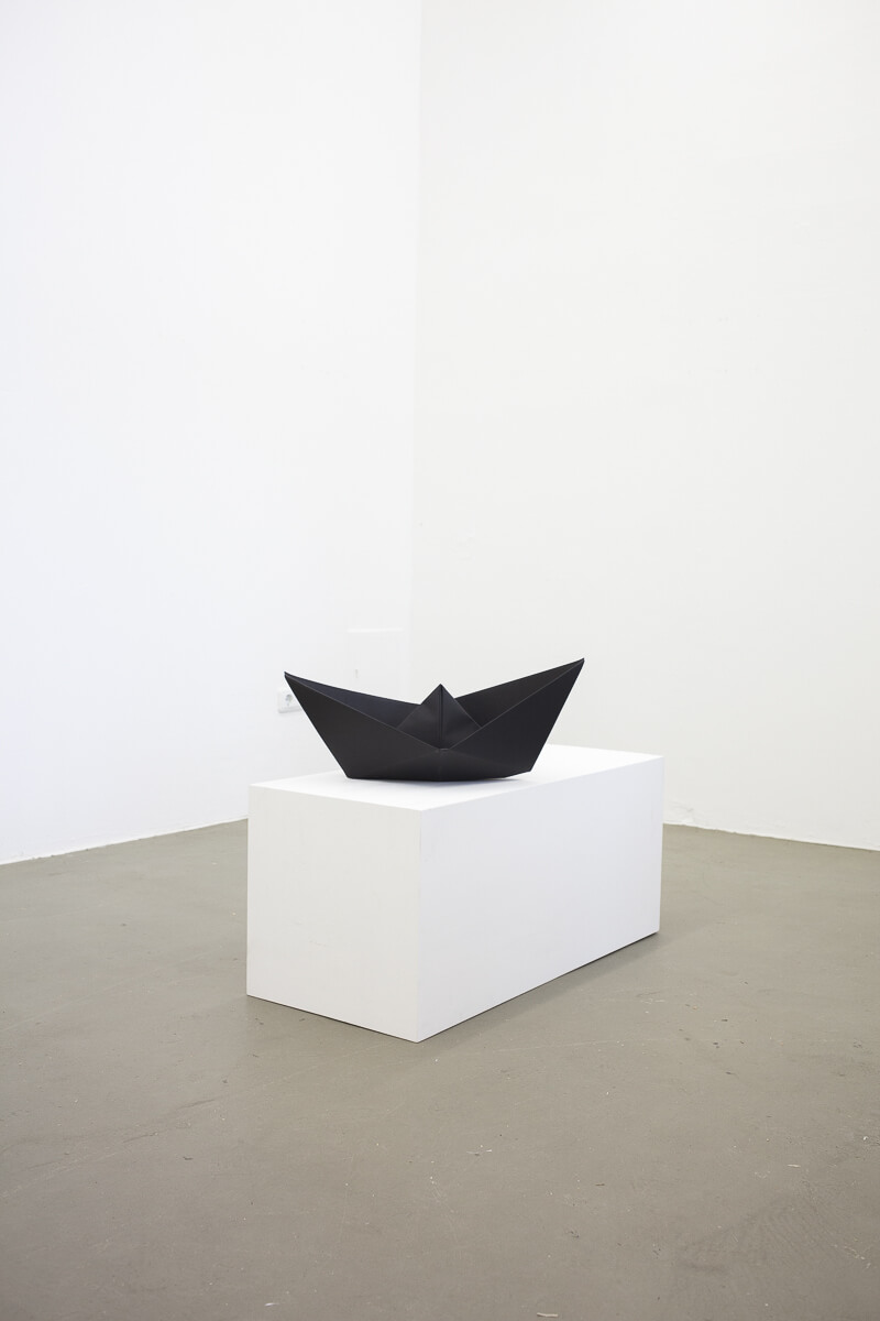 Daniel Angermann – Black boat on white ground Schwarzes Schiff auf weißem Grund
