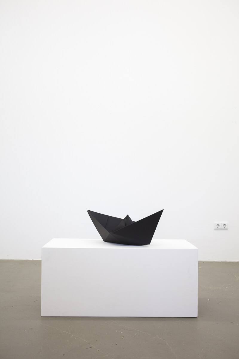 Daniel Angermann – Black boat on white ground Schwarzes Schiff auf weißem Grund
